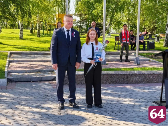 В парке Победы развернули триколор и почтили память защитников Отечества